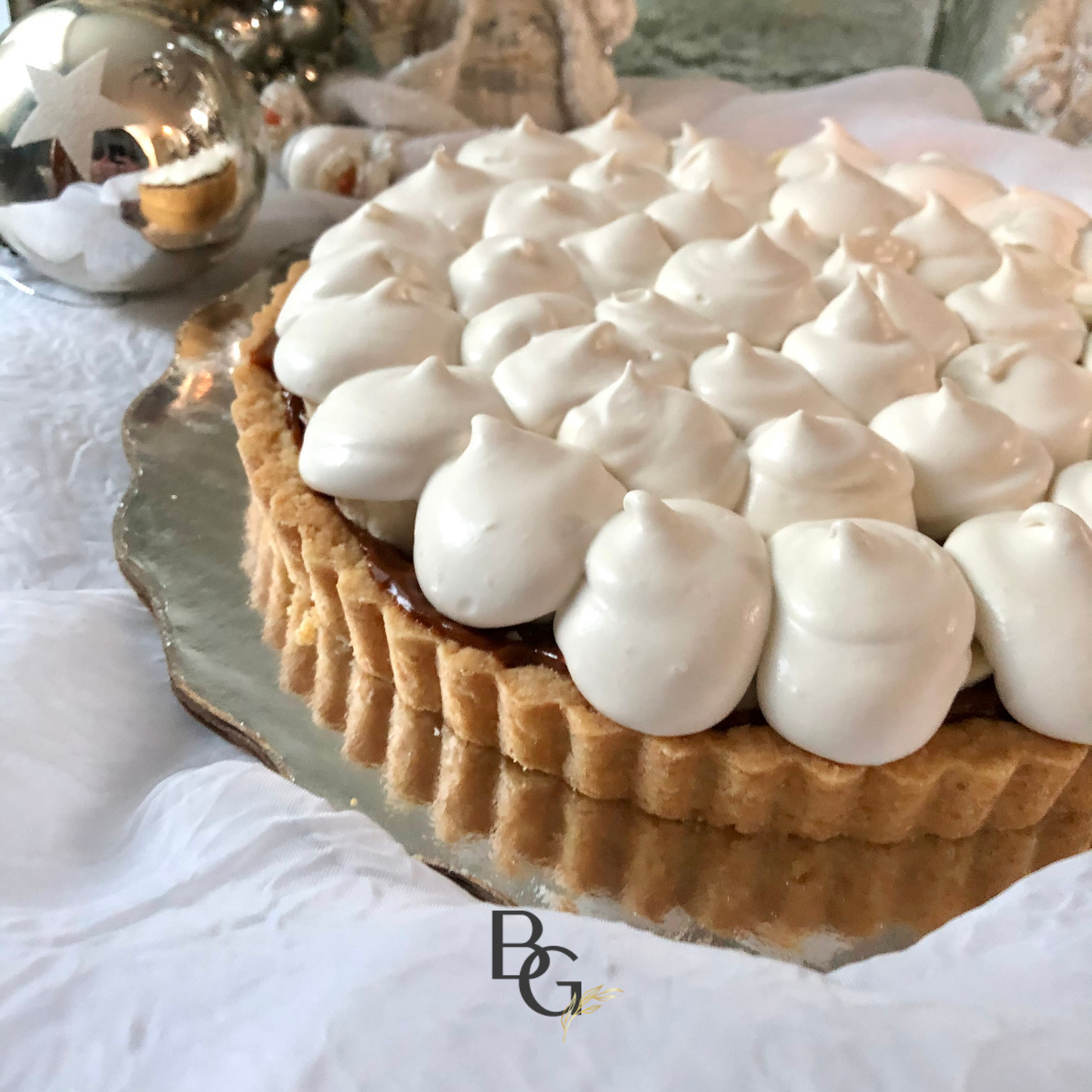Pie de plátano, dulce de leche y crema chantilly