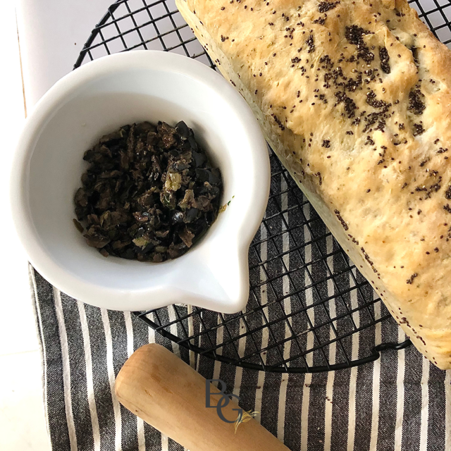 Pan de aceitunas y orégano