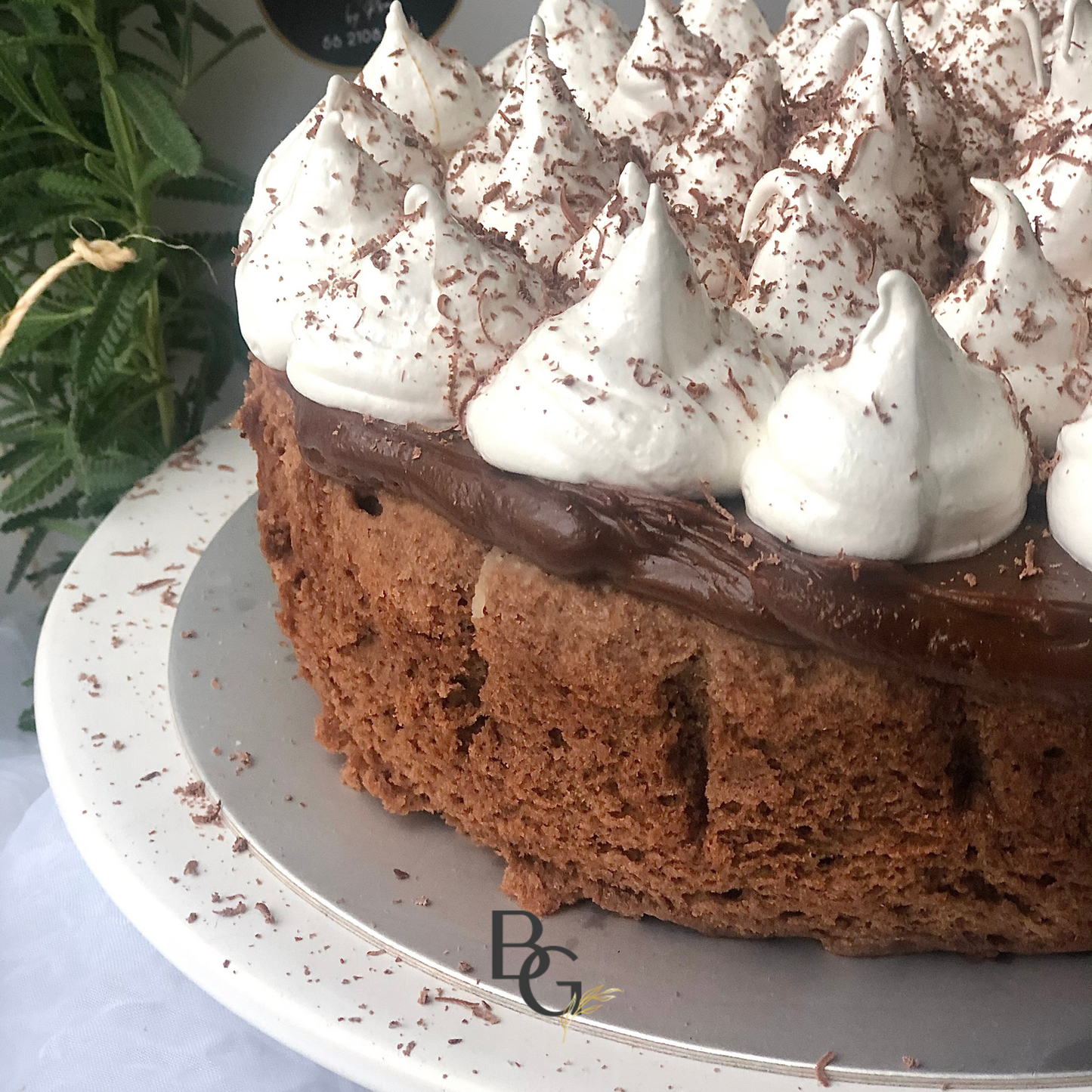 Pastel de chocolate con dulce de leche y crema